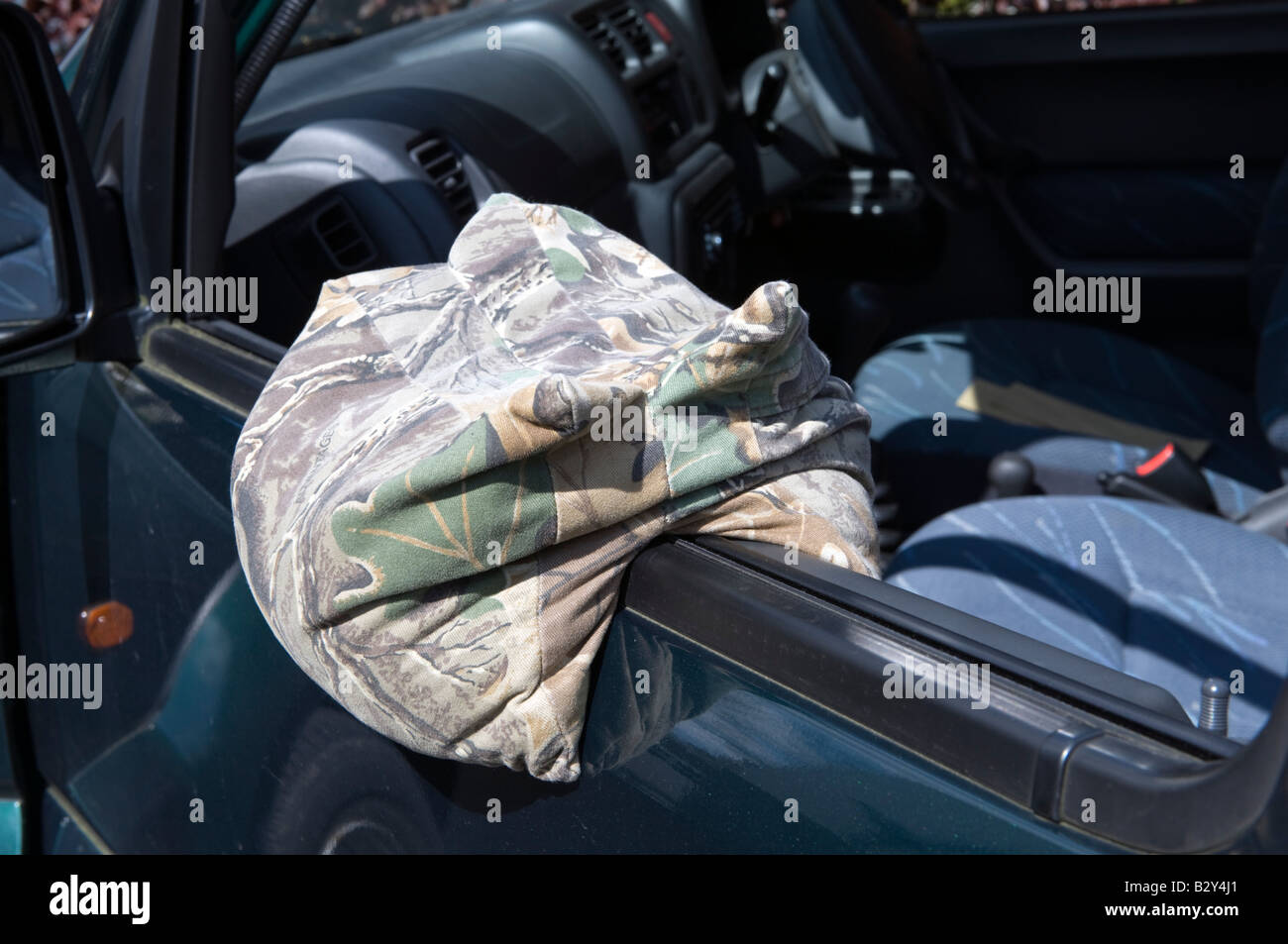 Fotografie-Sitzsack ruht auf Auto-Fensterbank Stockfoto