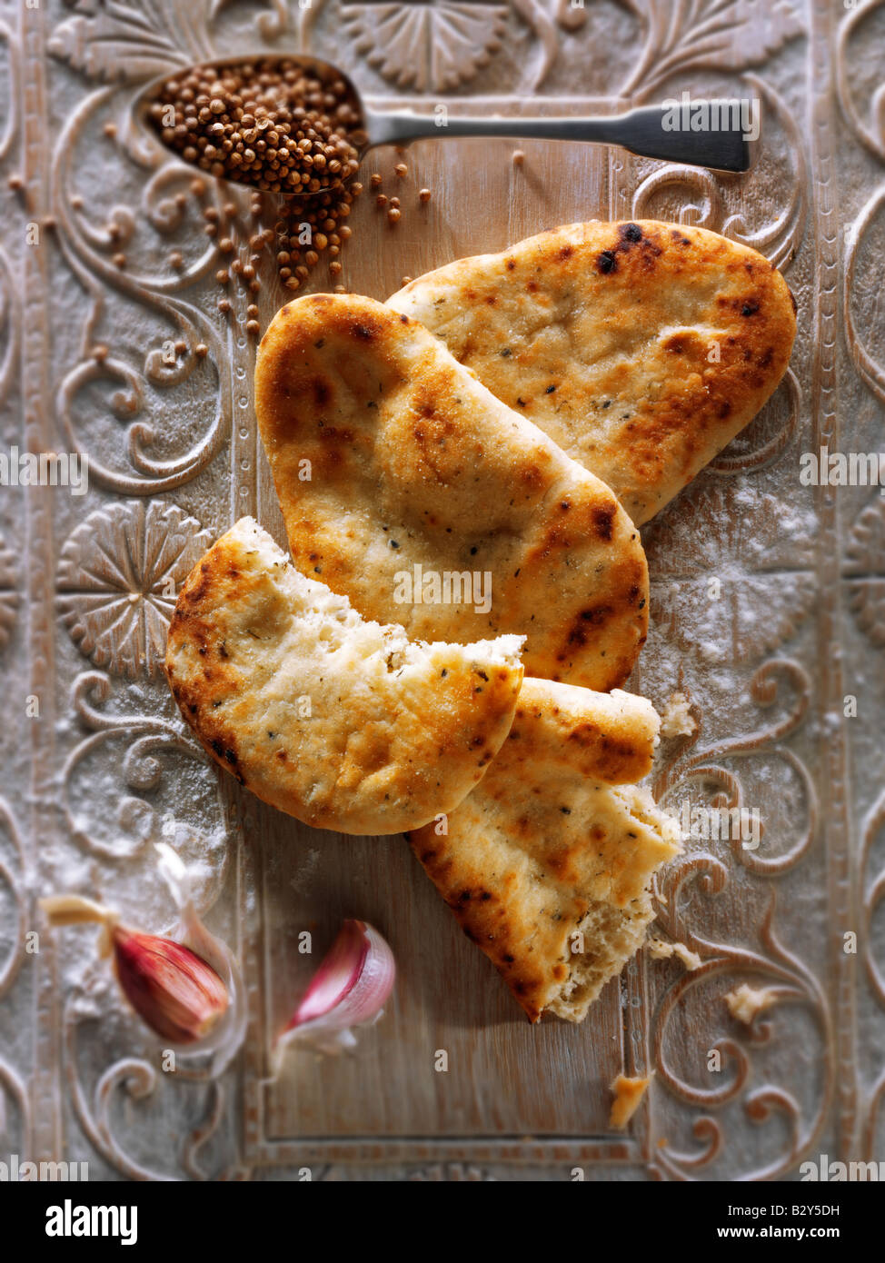 Knoblauch und Koriander Indian Naan Brot Top Shot serviert bereit Auf einem Tisch zu essen Stockfoto