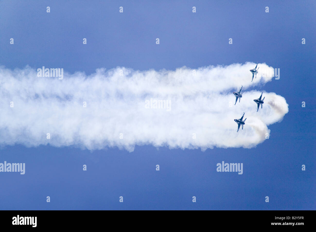 Vier US-Air Force F - 16C "Fighting Falcons", bekannt als die Thunderbirds, fliegen in Formation, Point Mugu, CA Stockfoto