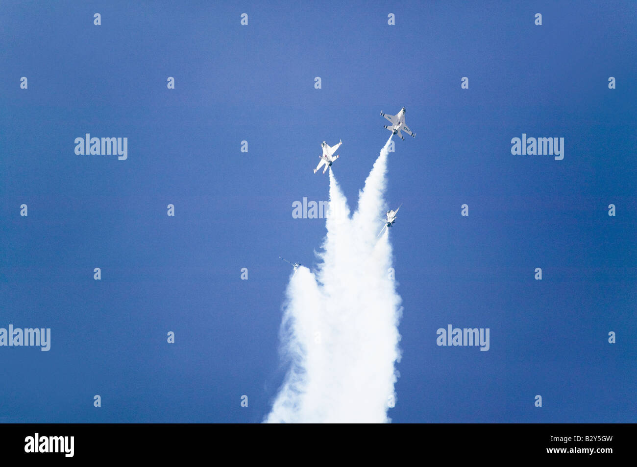 Sechs uns Air Force F - 16C "Fighting Falcons", bekannt als die Thunderbirds, gerade nach oben fliegen Point Mugu, Kalifornien Stockfoto