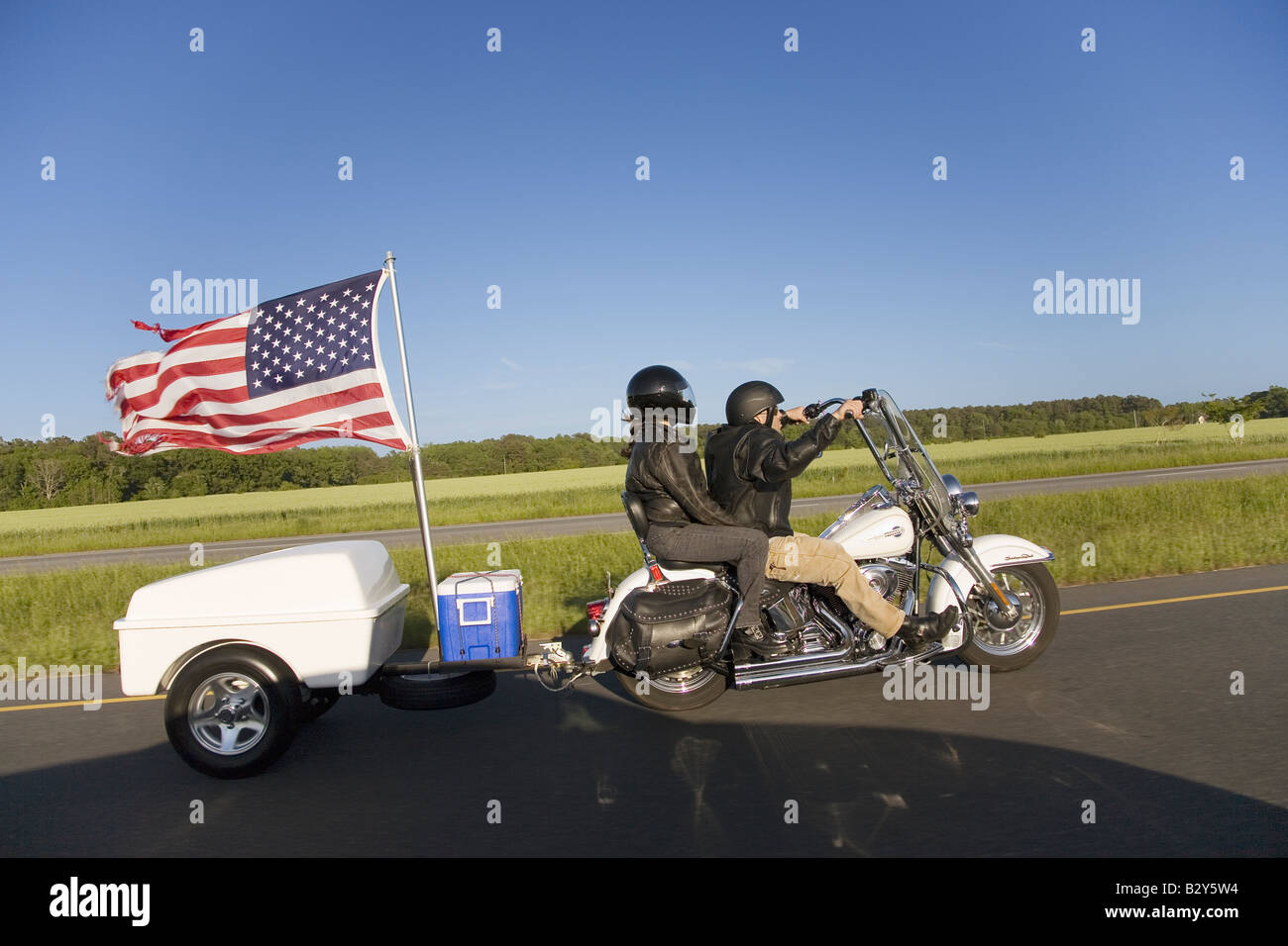 Motorrad-Anhänger mit US-Flagge weht im Wind, fahren auf Route 13 an der Ostküste von Maryland Stockfoto