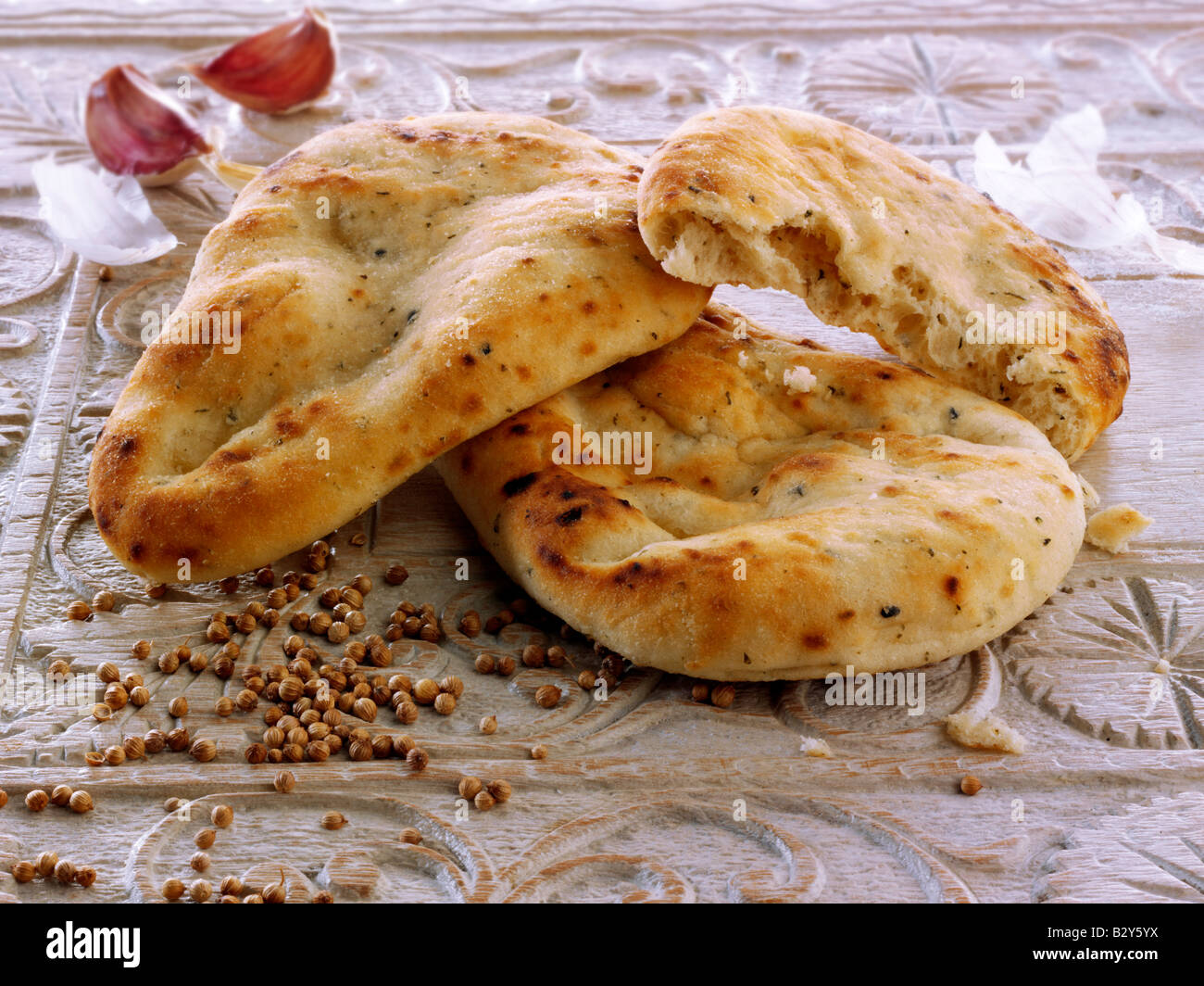 Knoblauch und Koriander Indisches Naan-Brot serviert fertig zum Essen Auf einem Tisch Stockfoto