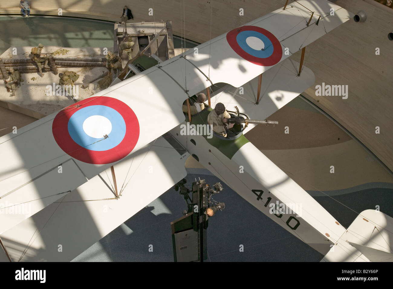 Innenansicht des ersten Weltkrieges Maschinengewehrschütze und Flugzeug in das National Museum of the Marine Corps Stockfoto