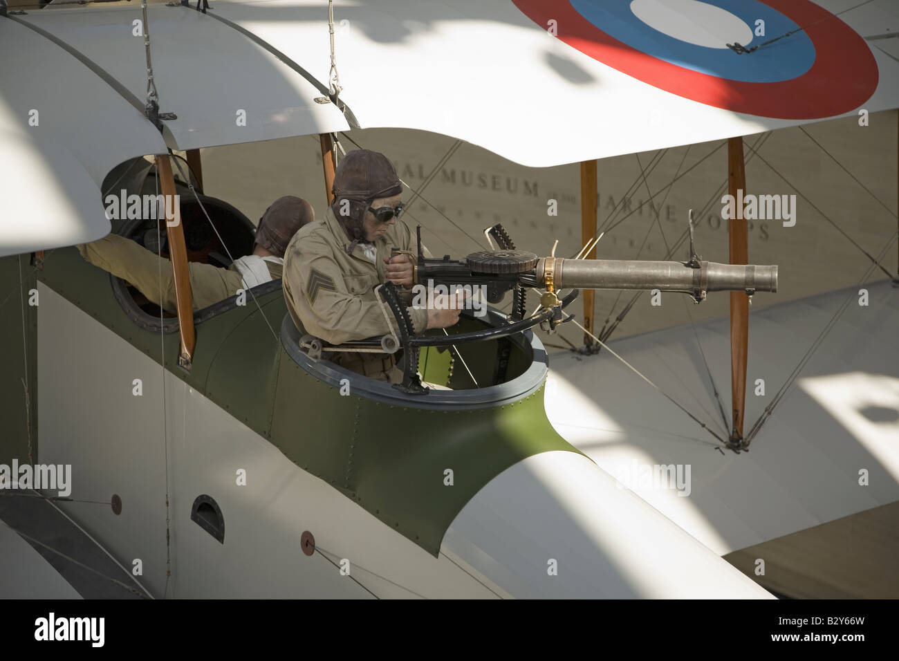 Innenansicht des ersten Weltkrieges Maschinengewehrschütze und Flugzeug in das National Museum of the Marine Corps Stockfoto