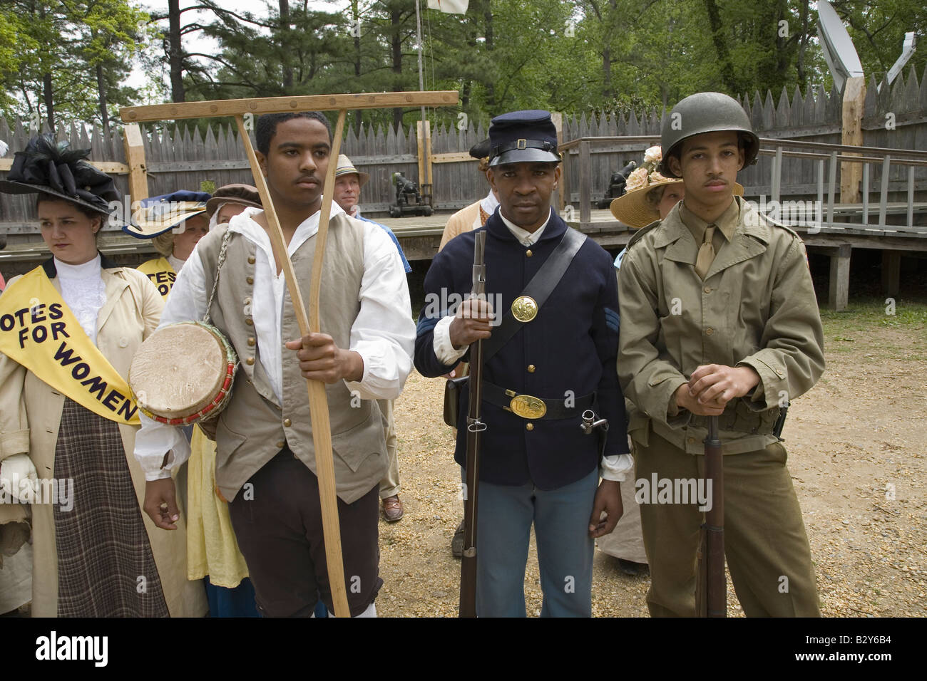 Vergangenheit und Gegenwart afroamerikanischen Soldaten posiert als Teil des 400. Jahrestages der Kolonie Jamestown, Virginia Stockfoto