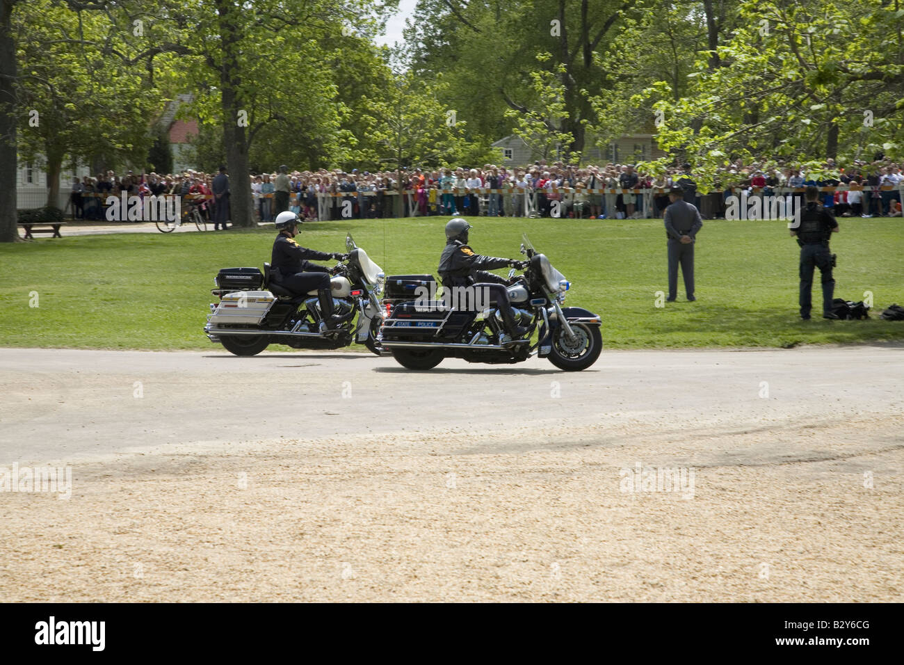 Zwei Motorrad-Polizisten vor Gouverneurspalast in Williamsburg, Virginia Stockfoto