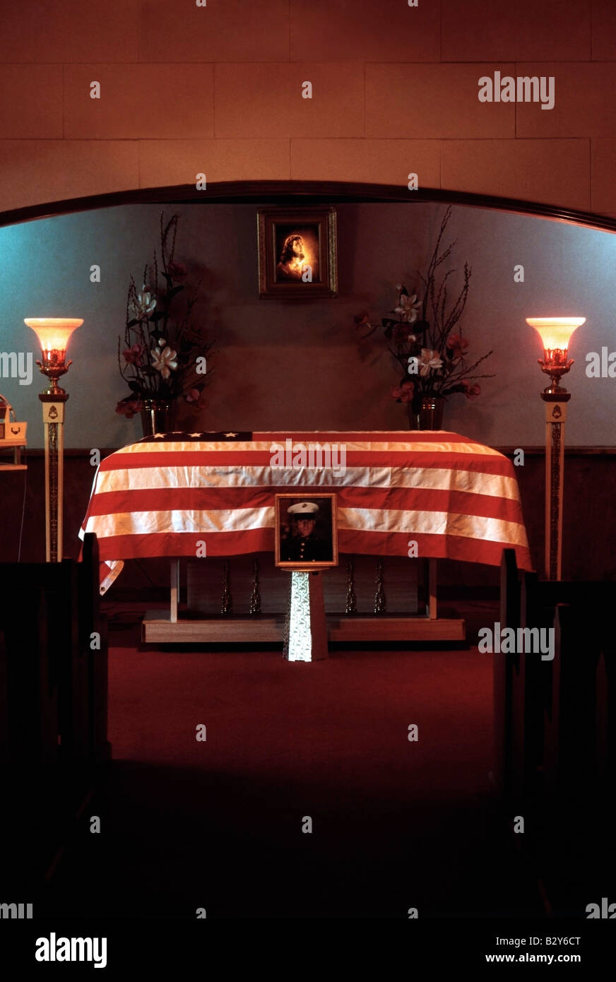 Die Fahne drapiert Sarg des United States Marine Corps Lance Corporal vor seiner Beerdigung in Kalifornien. Stockfoto
