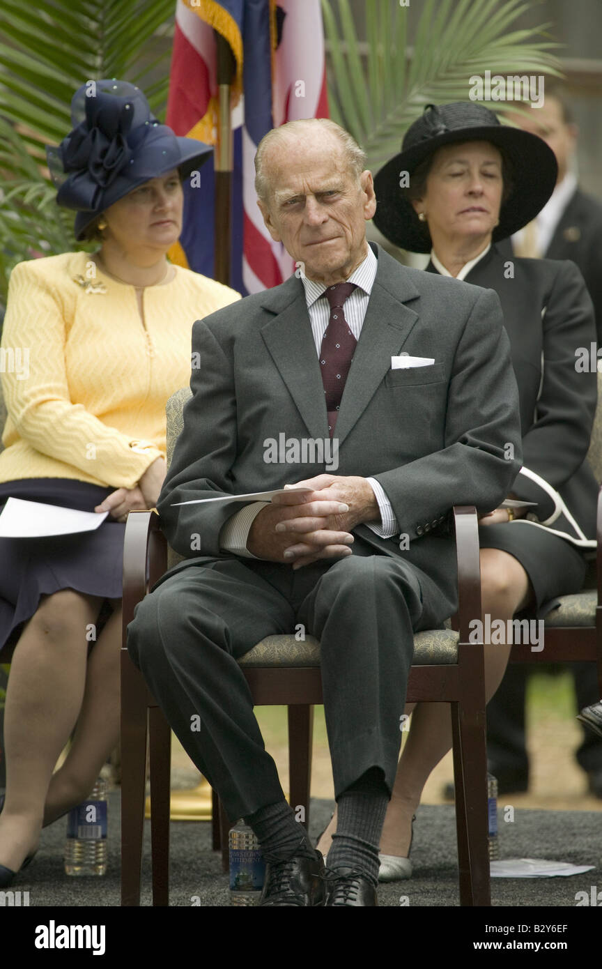Prinz Philip, Duke of Edinburgh, beobachten die Zeremonie am James Fort, Jamestown Settlement, VA Stockfoto