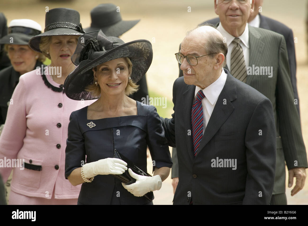 NBC-Korrespondent, Andrea Mitchell und ehemaliger FED-Chef Alan Greenspan Ankunft in Williamsburg, VA Stockfoto