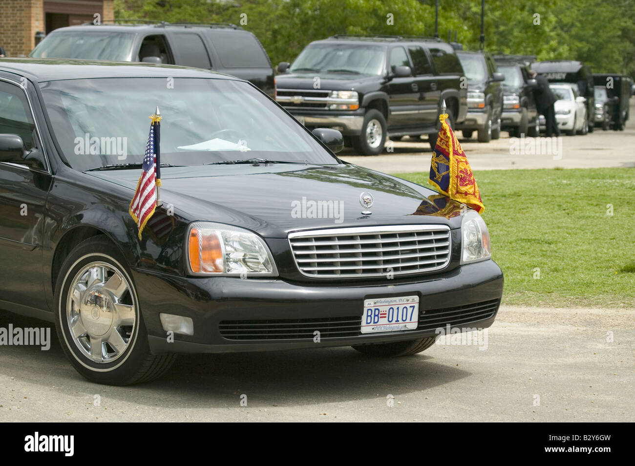 Schwarze Presidential Limo und amerikanische Flagge und Autokorso hochziehen vor Gouverneurspalast in Williamsburg, VA Stockfoto