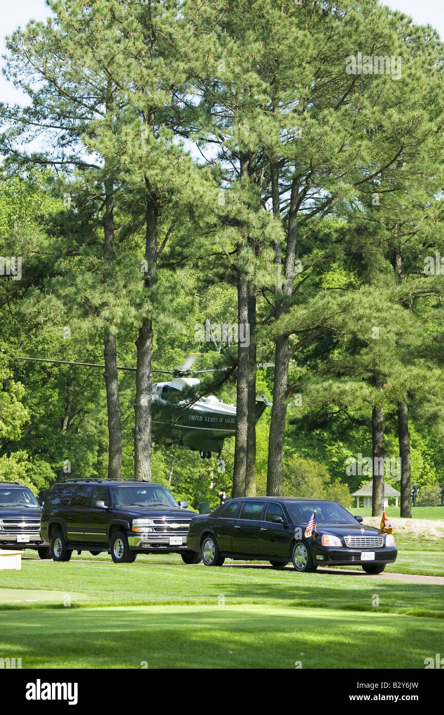 Presidential Limousine schwarz und amerikanische Flagge mit Autokolonne des schwarzen SUV und Marine ein Hubschrauber Stockfoto