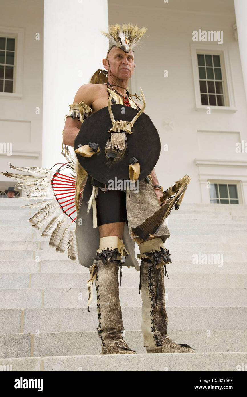 American Indian posiert vor VA State Capitol, Richmond VA, Stockfoto
