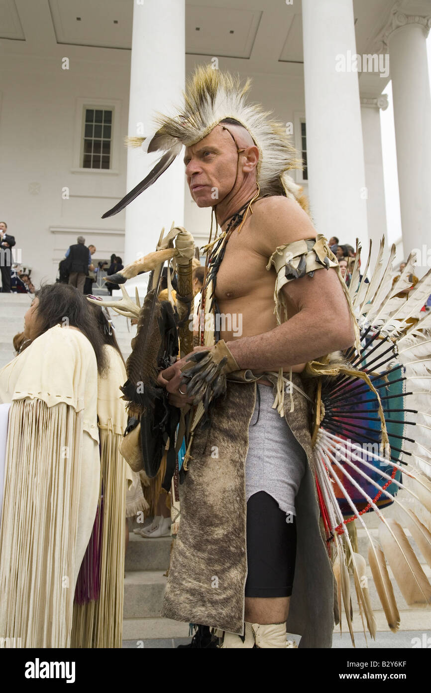 American Indian posiert vor VA State Capitol, Richmond VA, Stockfoto