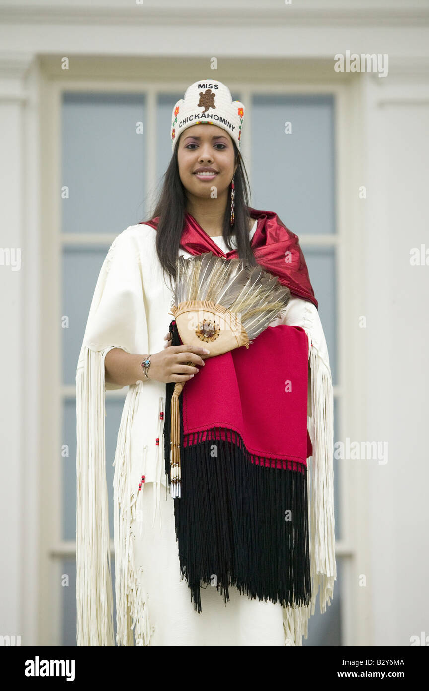 Miss Chickahomny Indianer und Nachfahre der Powhatan-Indianer-Stamm vor State Capitol in Richmond VA Stockfoto