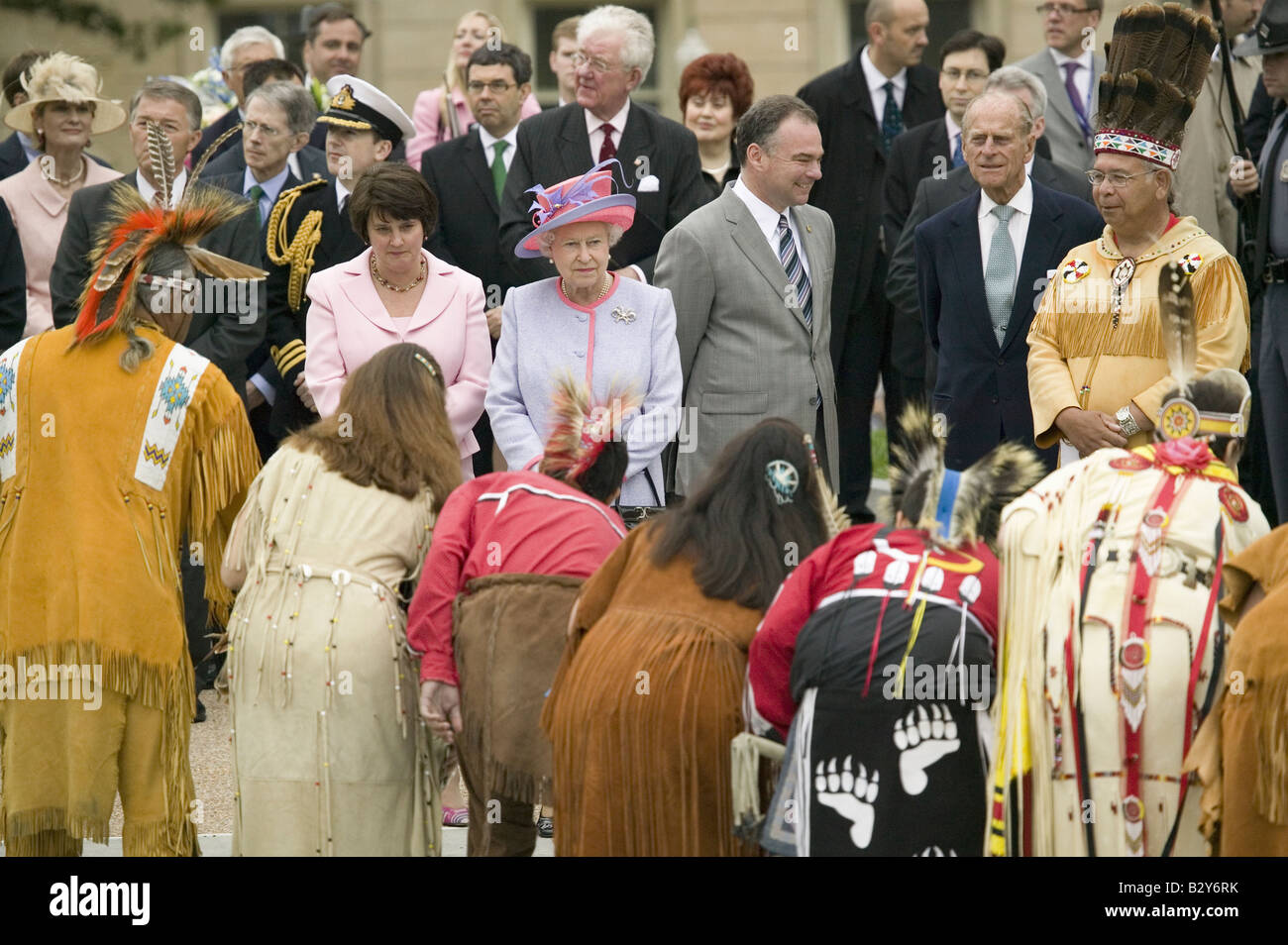 Königin Elizabeth II., Prinz Philip, VA Gouverneur Timothy M. Kaine und First Lady Anne Holton Stockfoto