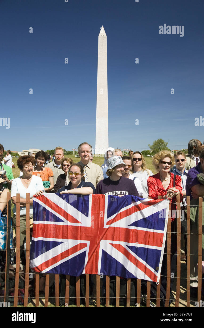 British Union Jack Flagge von Menschenmassen vor dem Washington Monument angezeigt wird Stockfoto