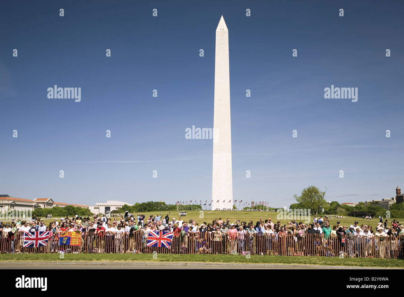 British Union Jack Flagge von Menschenmassen vor dem Washington Monument angezeigt wird Stockfoto