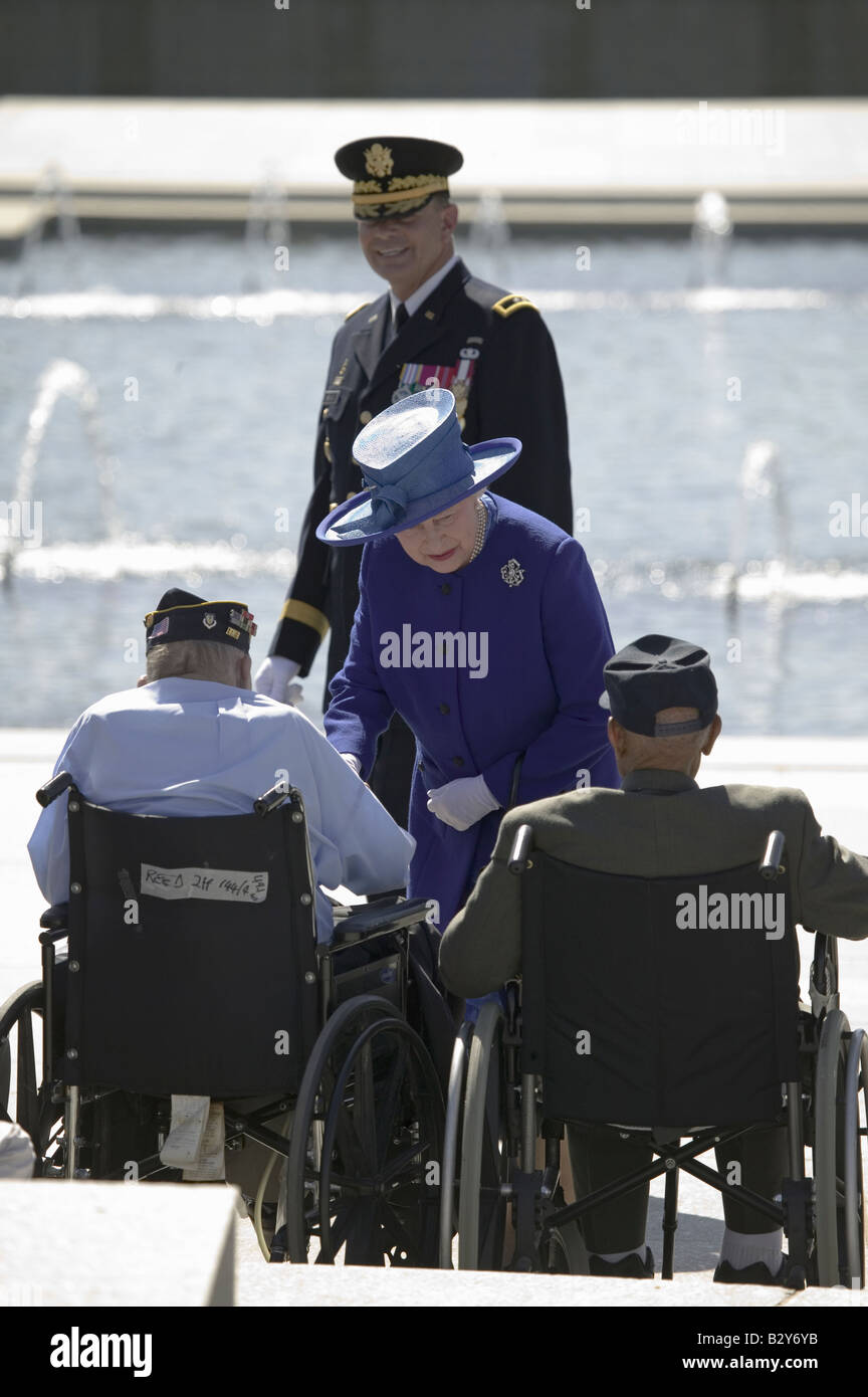 Königin Elizabeth II. mit dem zweiten Weltkrieg behinderten Veteranen an der National World War II Memorial, Washington, DC Stockfoto