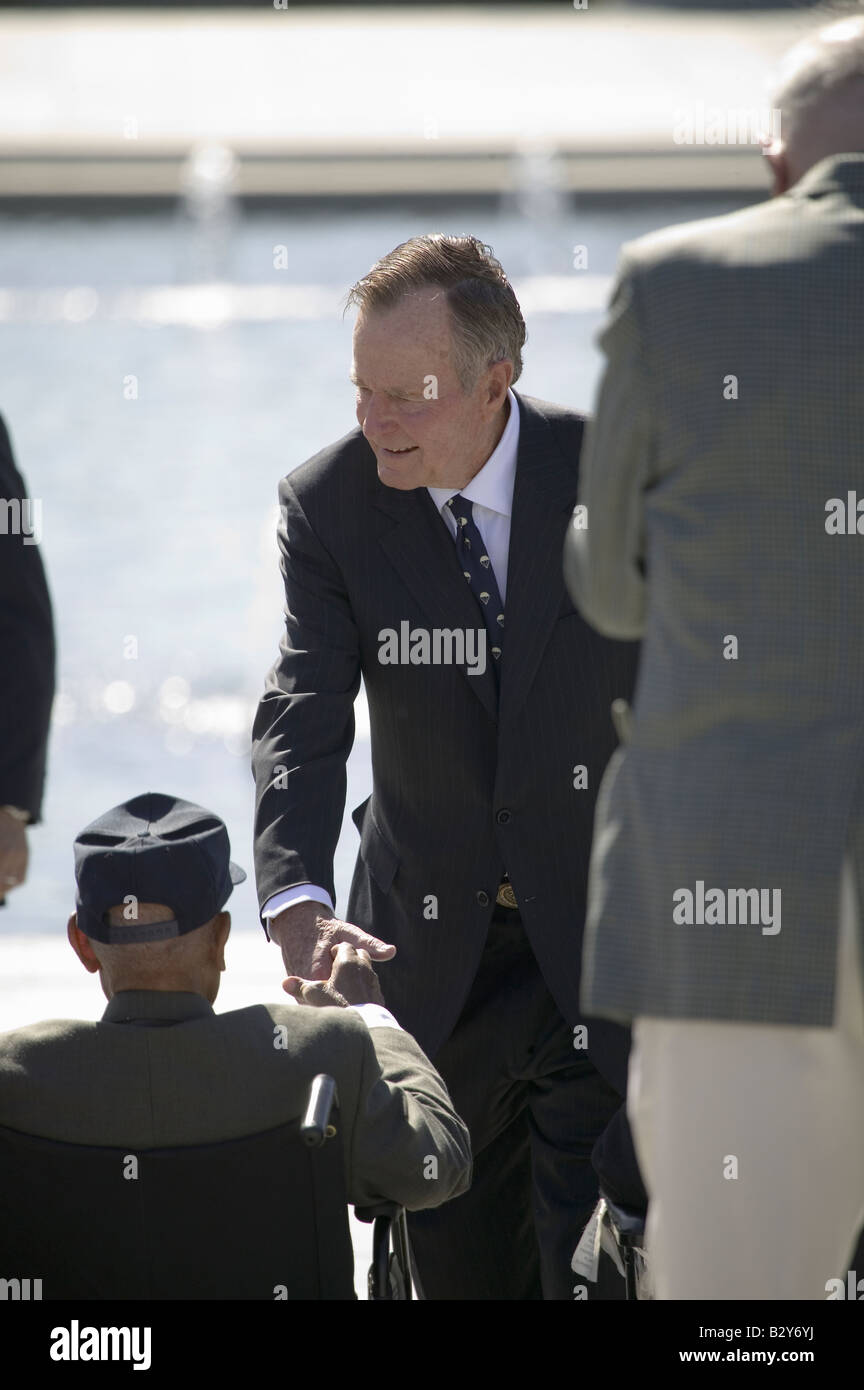 Präsident George H.W. Bush Interaktion mit dem zweiten Weltkrieg behinderten Veteranen an der National World War II Memorial Stockfoto