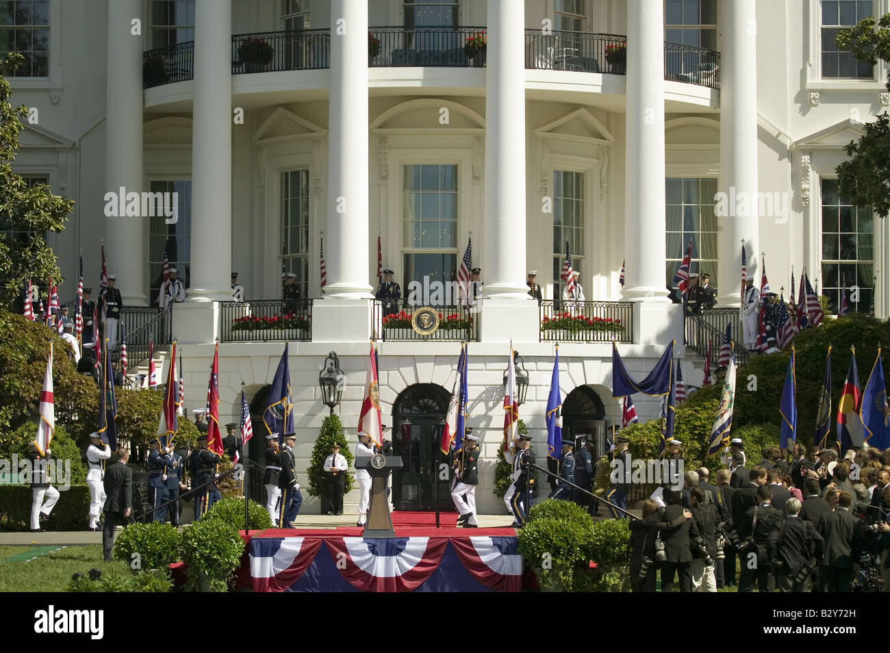 Militärische Niederlassungen marschieren auf der Bühne vor dem South Lawn des weißen Hauses Stockfoto