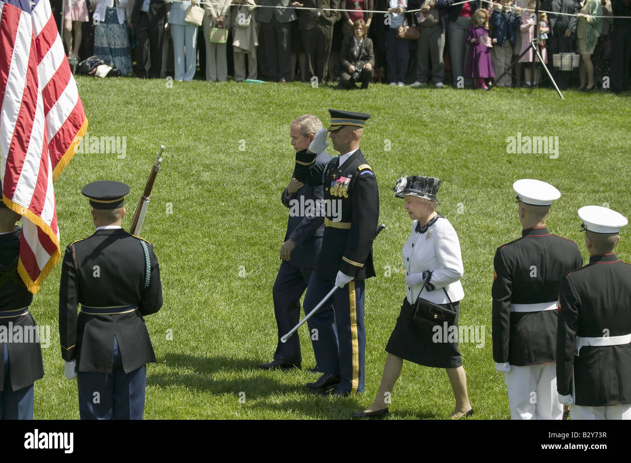 Präsident George W. Bush und Königin Elizabeth II. Überprüfung der Truppen Stockfoto