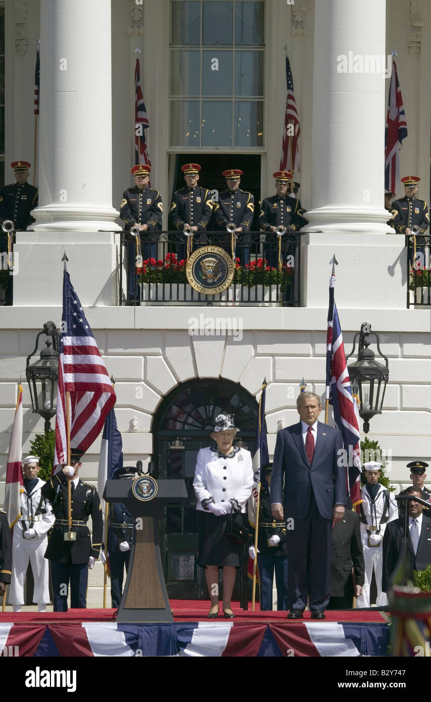 Präsident George W. Bush und Queen Elizabeth II Strammstehen während der Nationalhymne Stockfoto