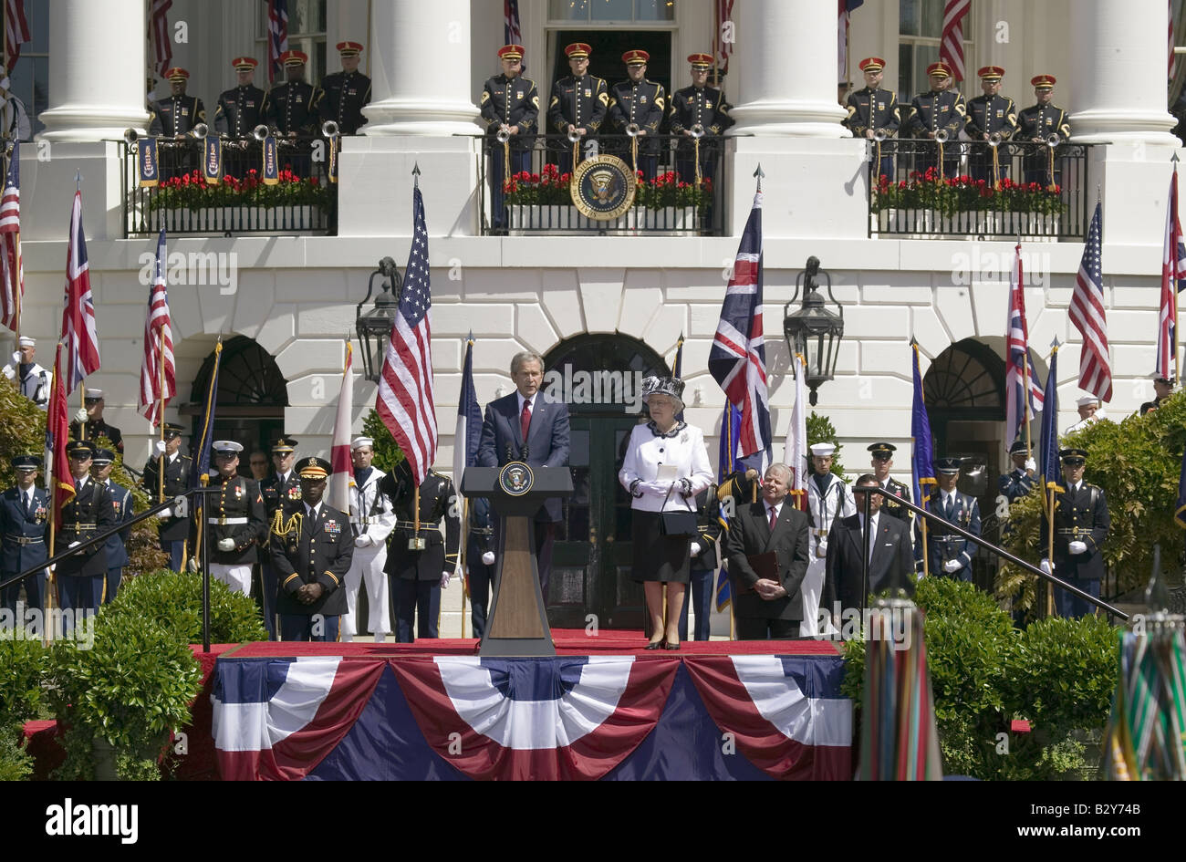 Präsident George W. Bush spricht mit Queen Elizabeth II stehen links von ihm während der Nationalhymne Stockfoto