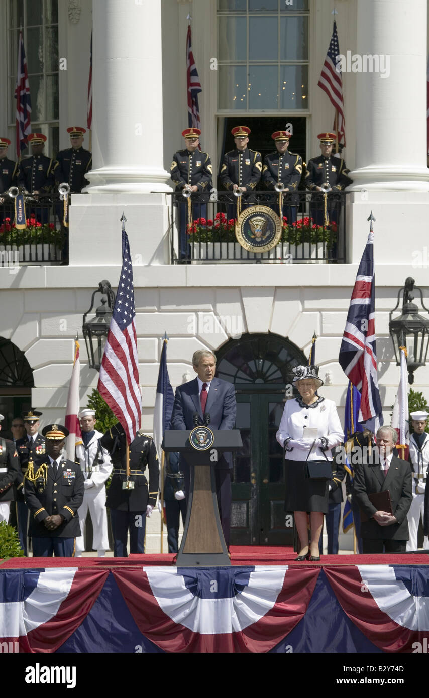 Präsident George W. Bush spricht mit Queen Elizabeth II stehen links von ihm während der Nationalhymne Stockfoto