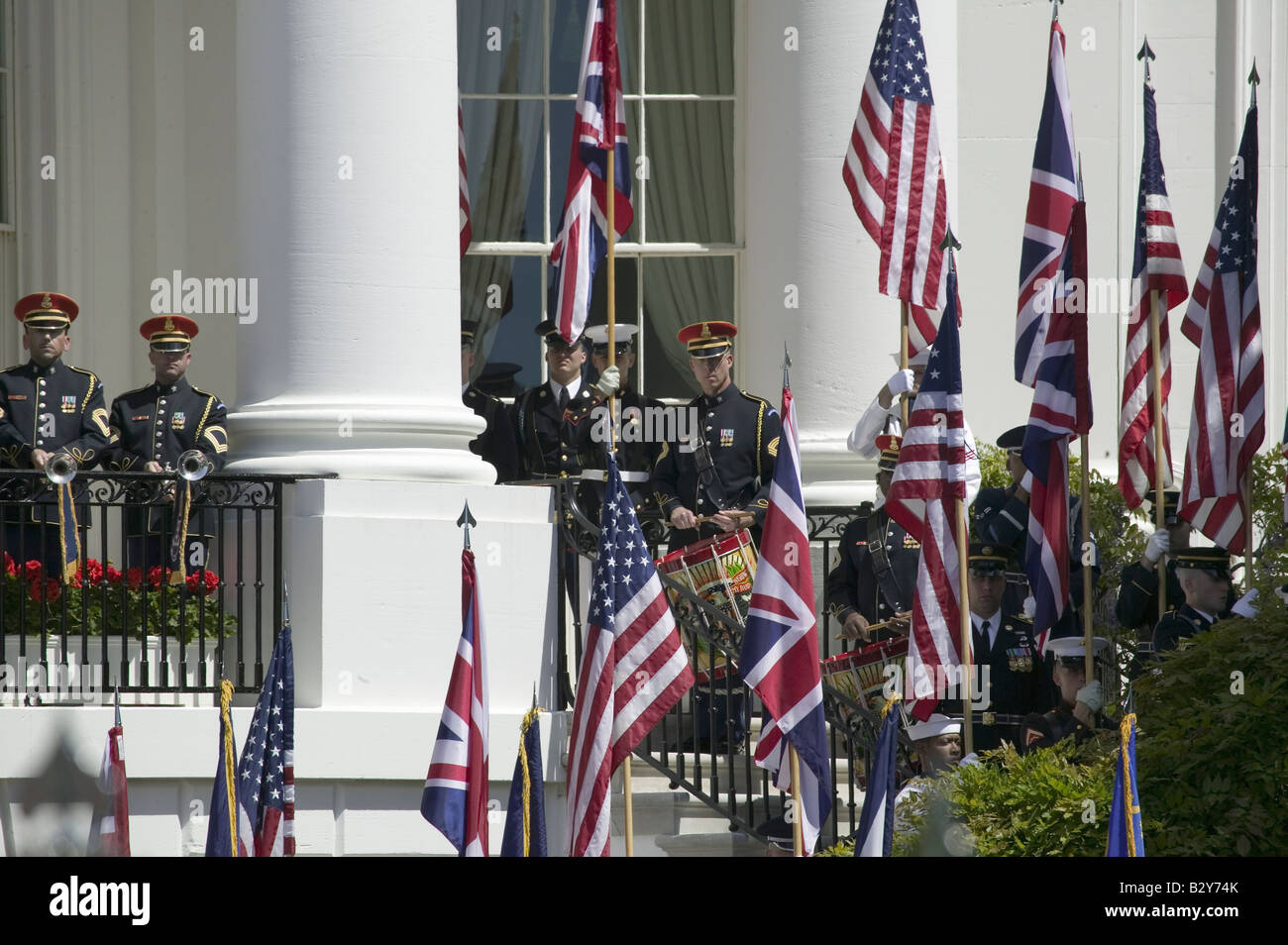 Anzeige der britische Union Jack-Flagge und amerikanische Flaggen vor dem Süden Portikus des weißen Hauses Stockfoto