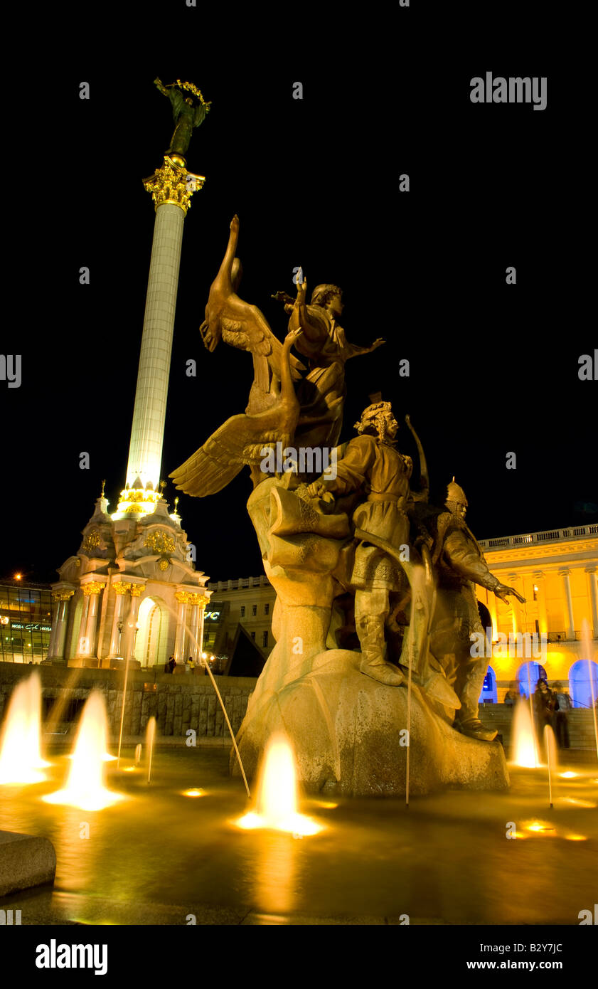 Schöne nächtliche Dämmerung Zeitaufwand des Stadtlebens in der Mittelstadt-Brunnen in spannenden Kiew Ukraine Stockfoto