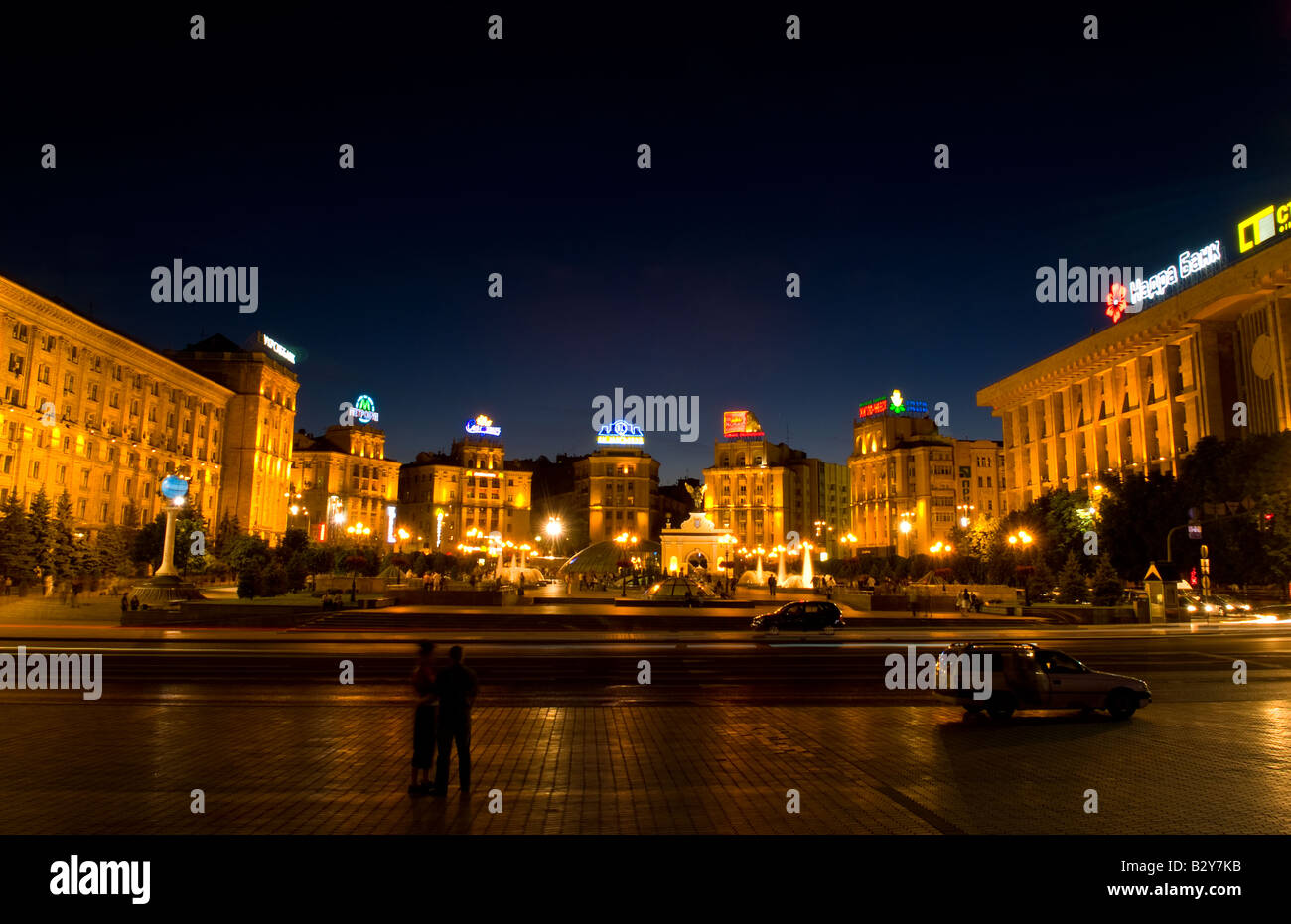 Schöne nächtliche Dämmerung Zeitaufwand Unabhängigkeitsplatz des Stadtlebens im Zentrum Stadt Kiew Ukraine Stockfoto