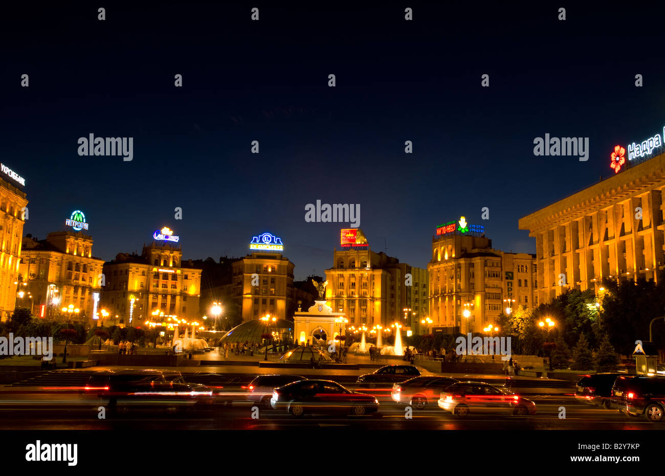 Schöne nächtliche Dämmerung Zeitaufwand Unabhängigkeitsplatz des Stadtlebens im Zentrum Stadt Kiew Ukraine Stockfoto