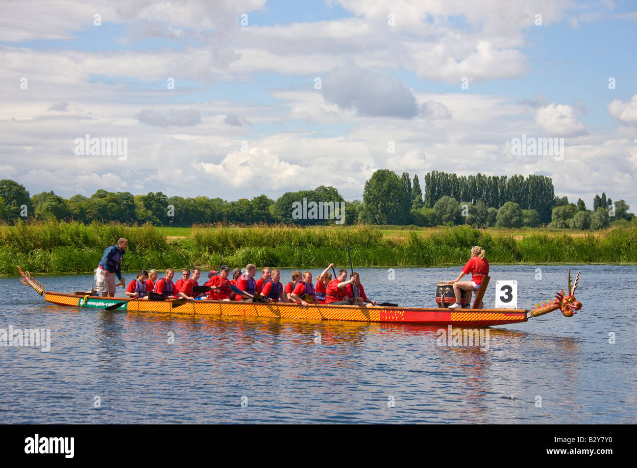 Team immer bereit, ein Drachenboot-Rennen teilnehmen Stockfoto