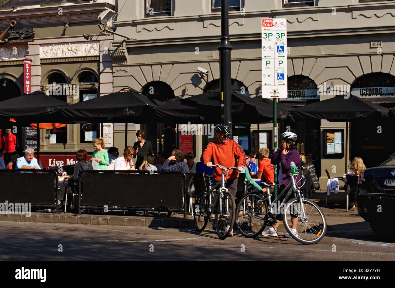 Gäste genießen die Al Fresco Option in vorstädtischen Williamstown, Melbourne Victoria Australien. Stockfoto