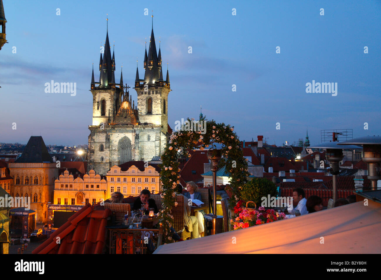 Ein späten Abend erhöhten Blick auf die beleuchtete Türme der Frauenkirche vor Tyn und dem Altstädter Ring in Prag Stockfoto