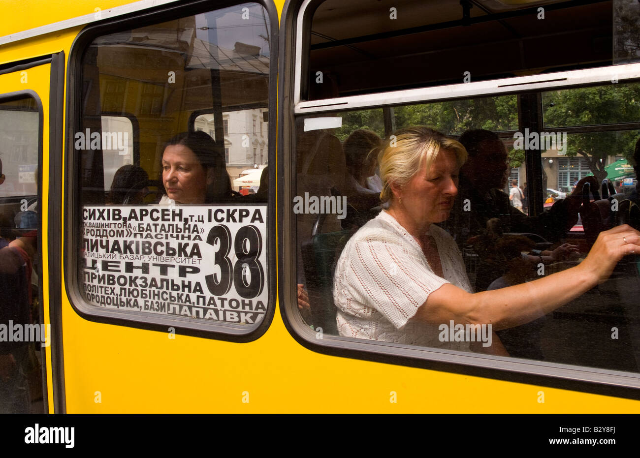 Überfüllten Bus Nr. 38 in Stadt Zentrum der alten Stadt in Lemberg Stockfoto
