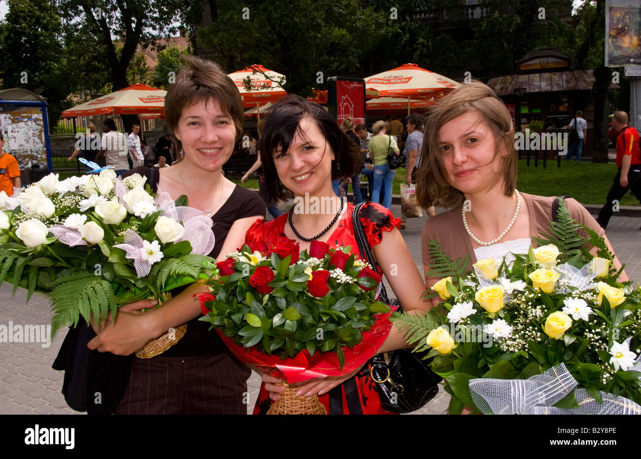 Junge Frauen, die Spaß mit Blumen in Innenstadt entfernt von Lemberg Stockfoto