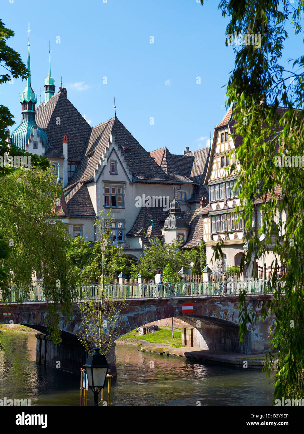 St Etienne Brücke über die Ill, Alfred Marzolff Haus, Lycée des Pontonniers, internationale High School, Straßburg, Elsass, Frankreich, Europa, Stockfoto