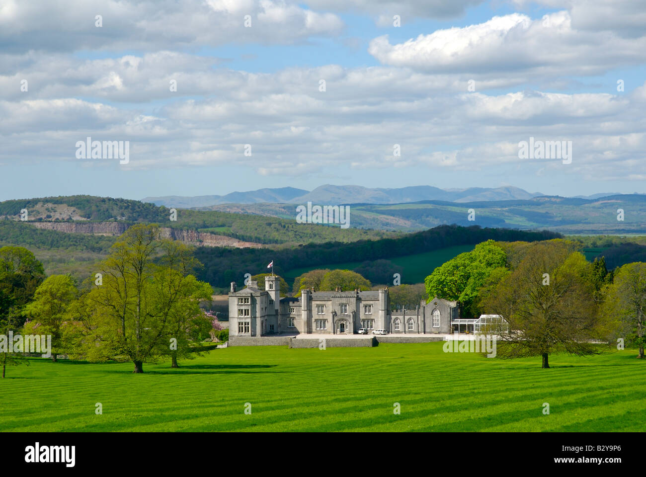 Leighton Hall, Heimat der Gillow Familie, in der Nähe von Carnforth, Lancashire, mit Lakeland Hügeln in der Ferne Stockfoto