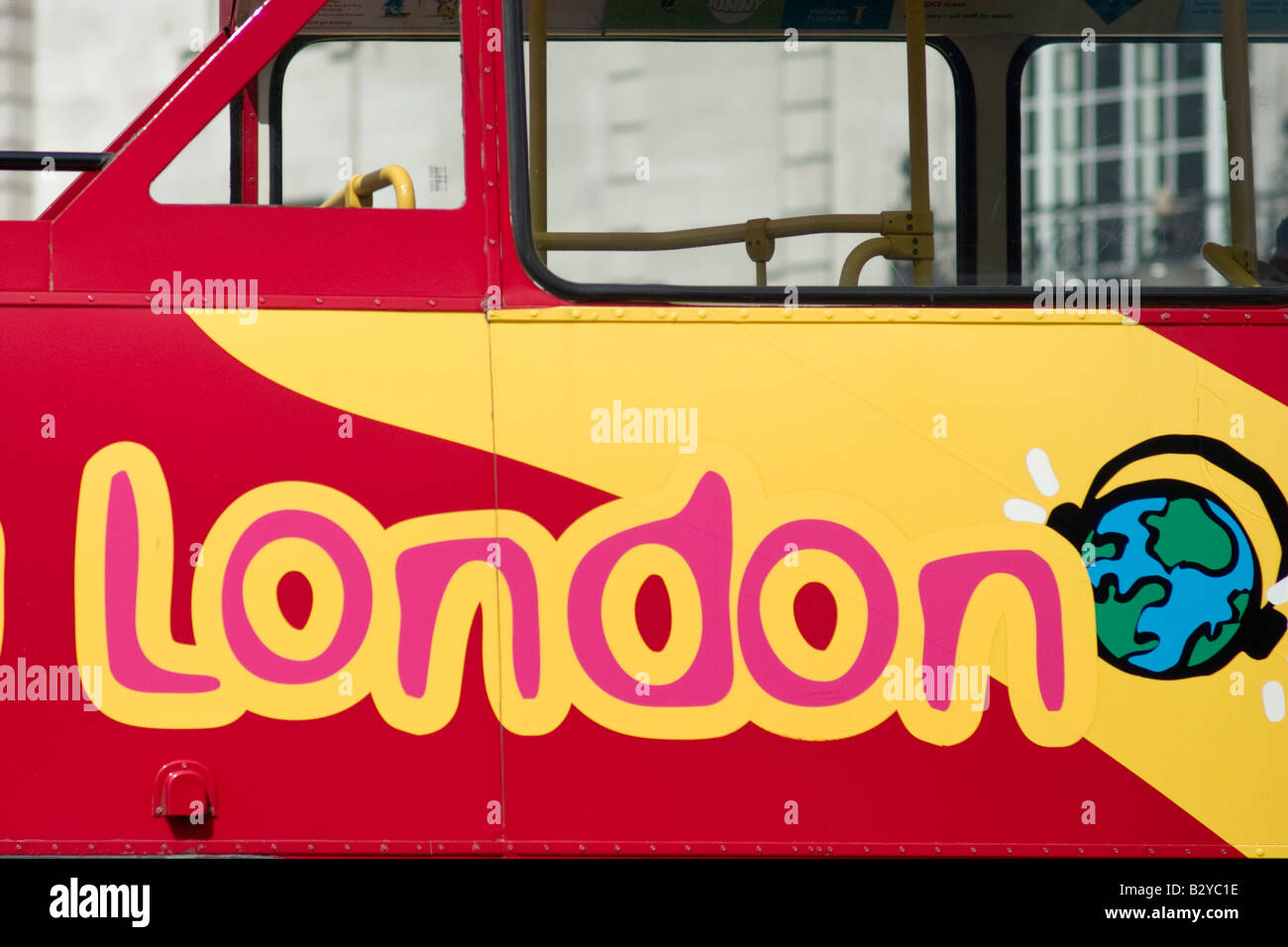 London-Schild an einem roten Londoner Bus Stockfoto