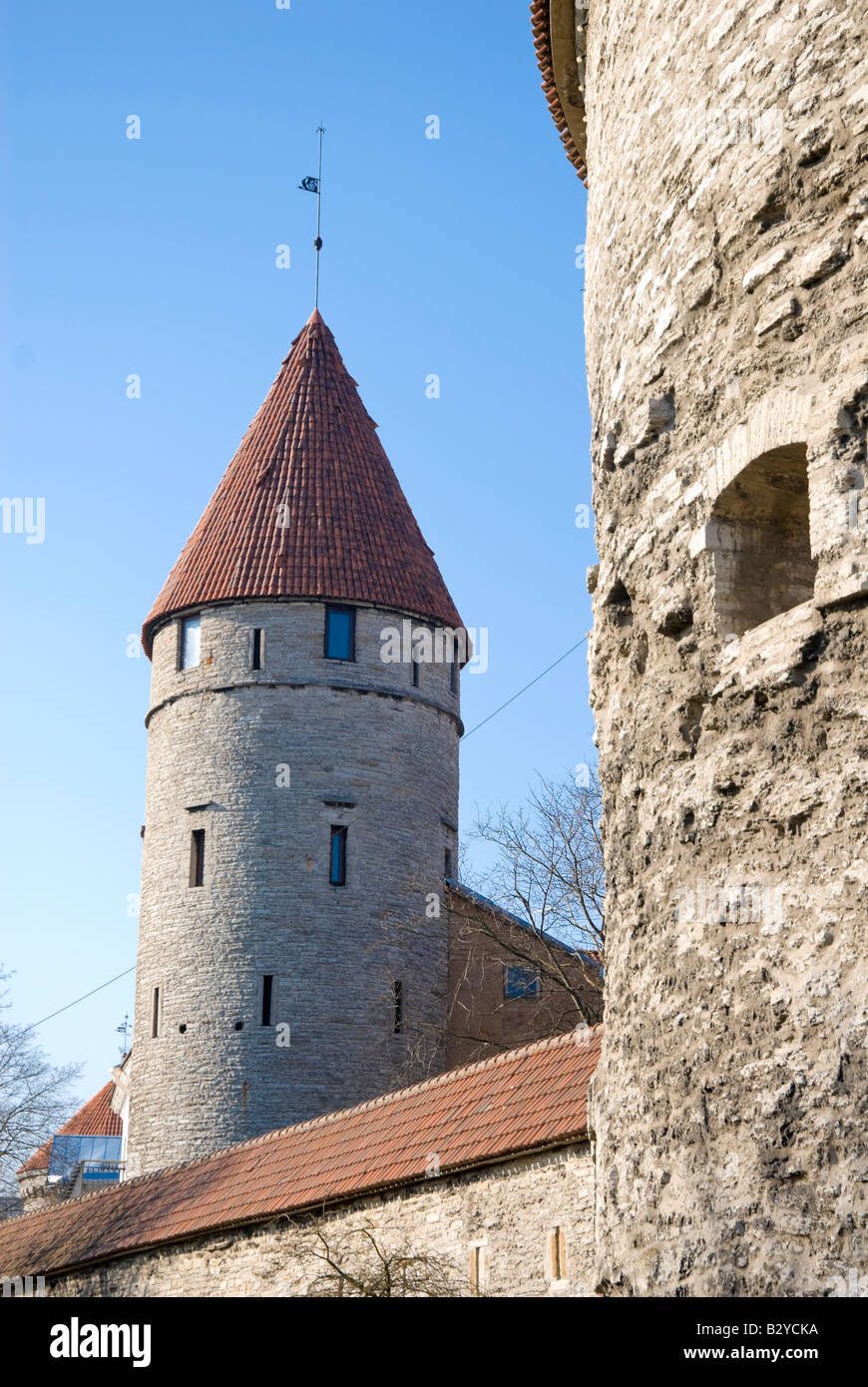 Ein Turm an der Stadtmauer der Altstadt von Tallinn, Hauptstadt von Estland in den baltischen Ländern. Stockfoto