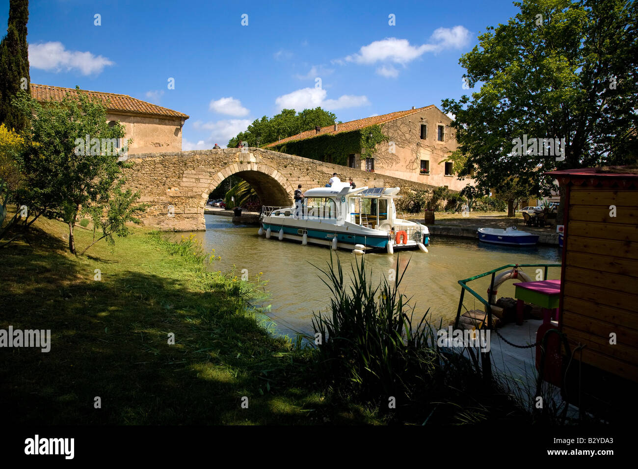 Fluss-Kreuzer auf dem Canal du Midi, Negotiating Brücke bei Le Somail, Languedoc-Roussillon, Frankreich Stockfoto