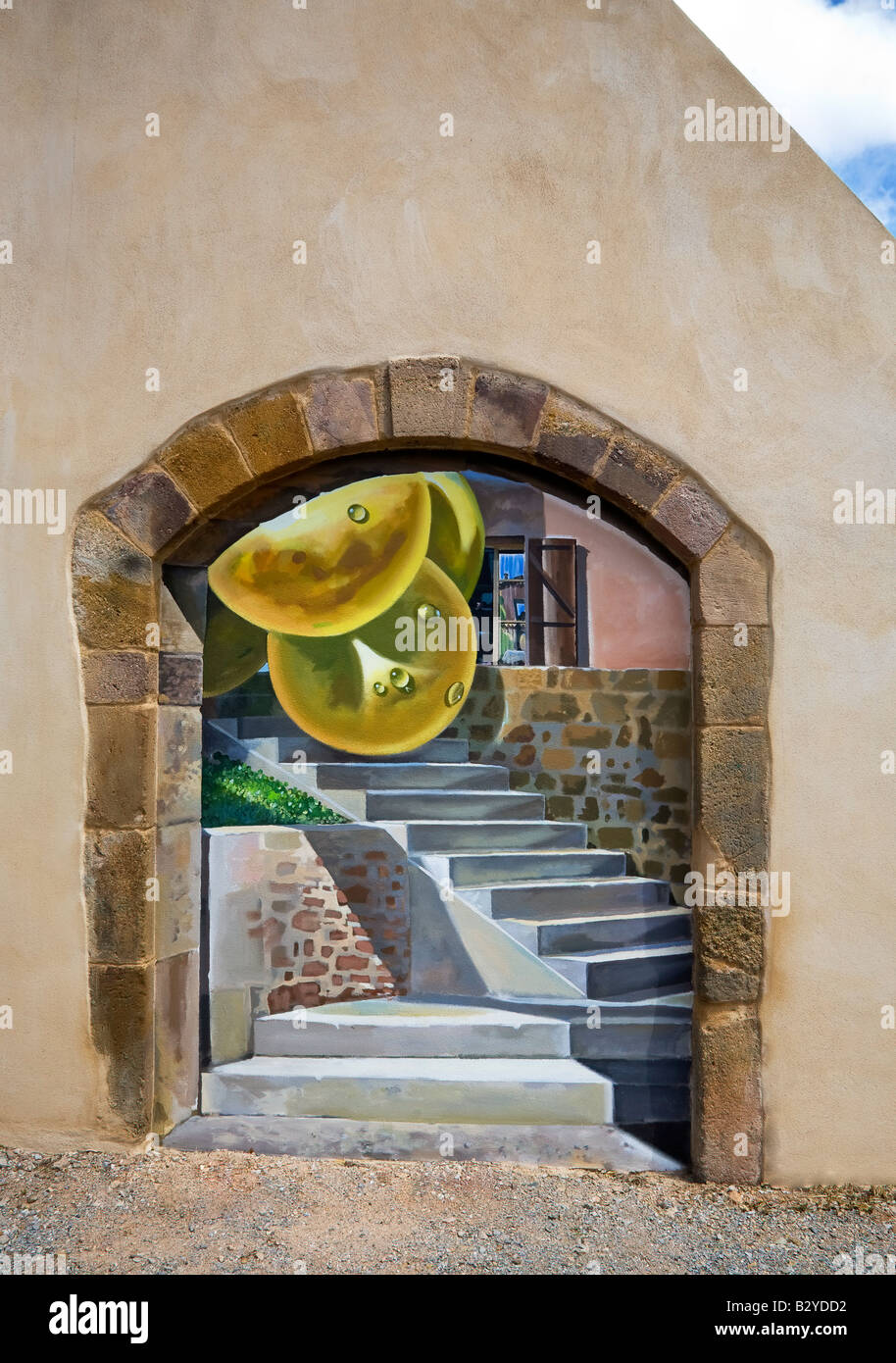 Trompe l'oeil-Wandgemälde an Cebazan, Languedoc-Roussillon, Frankreich Stockfoto