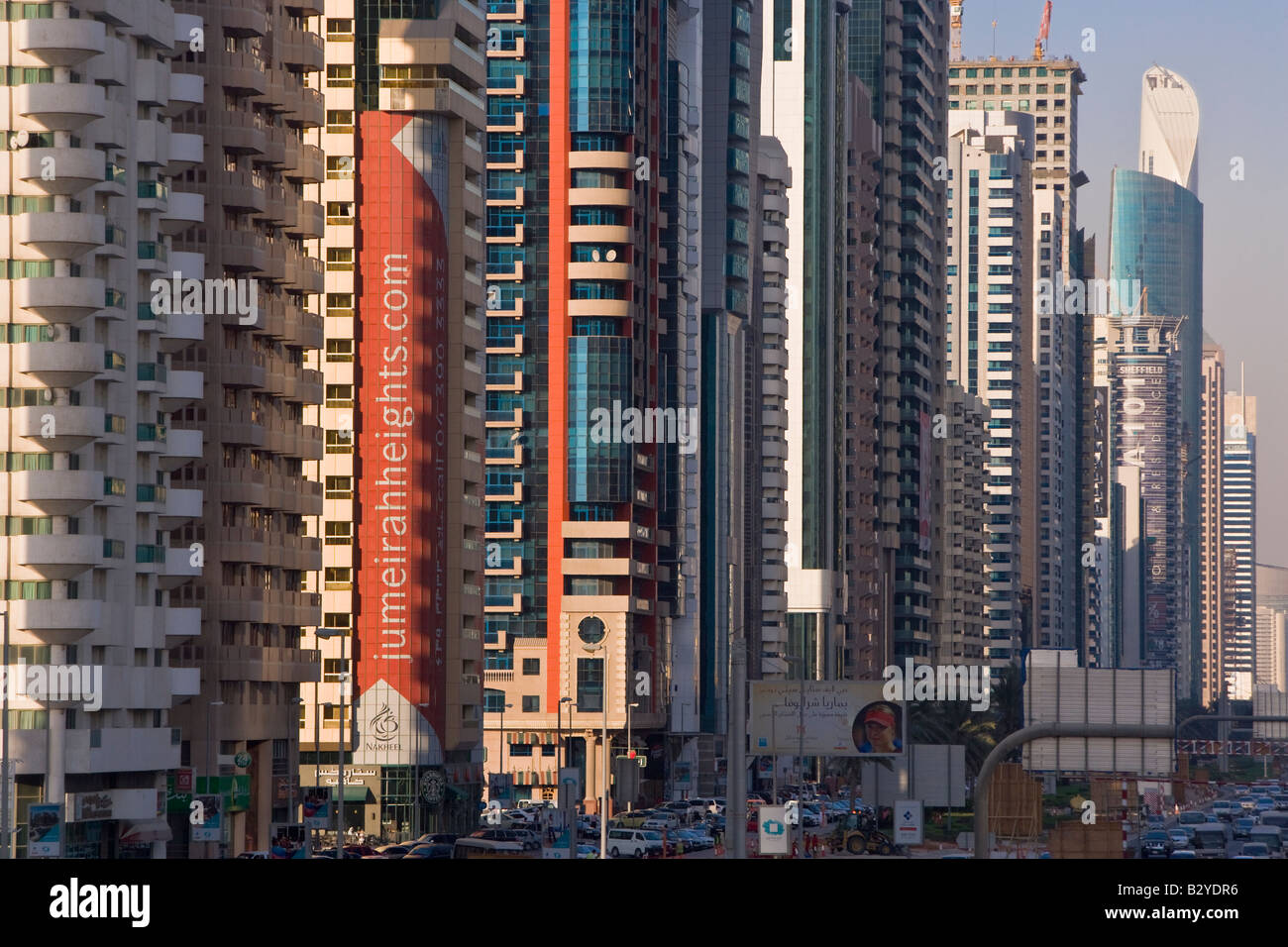 Vereinigte Arabische Emirate Dubai Sheikh Zayed Rd Hochhäuser entlang Dubais Hauptstraße Stockfoto