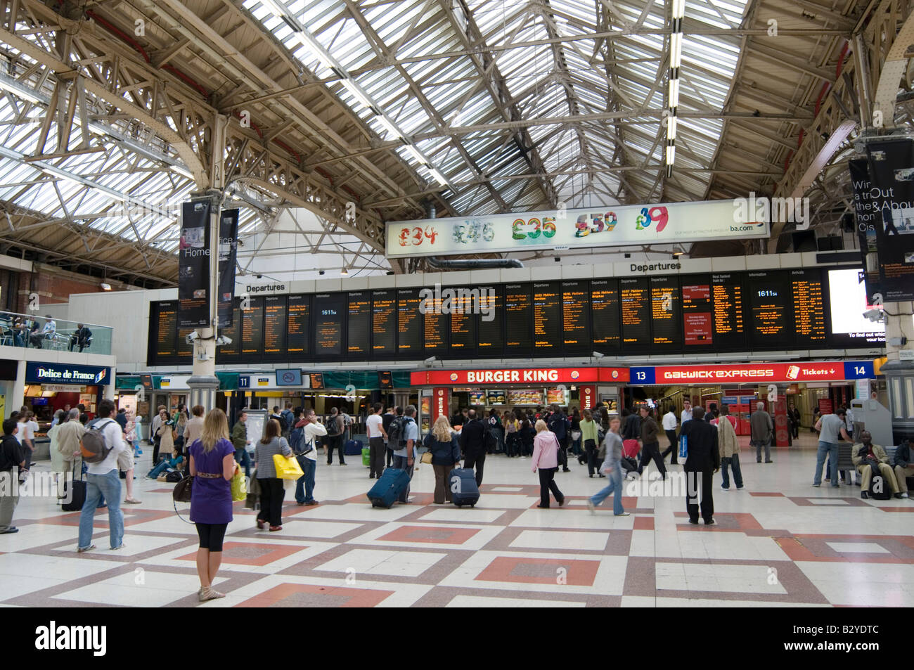 Victoria-Station London Transport Bahnsteig Stockfoto