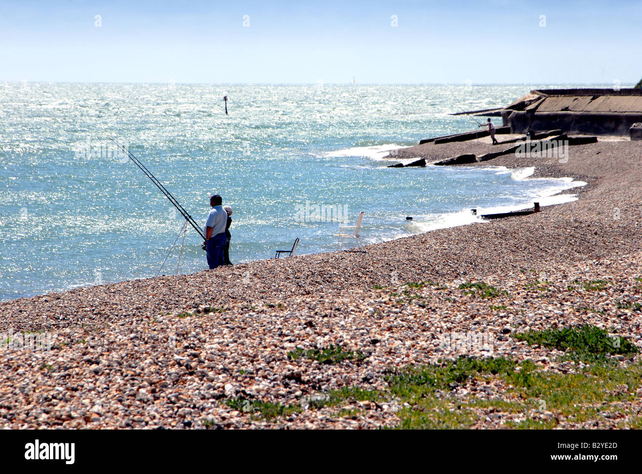 Fischer am Strand im Sommer in Selsey Bill West Sussex England Großbritannien Stockfoto