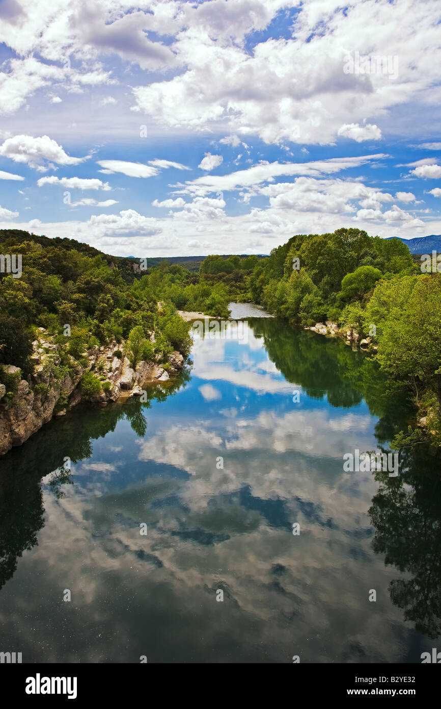 L-Fluss, aus dem 14. Jahrhundert Pont de Saint-Etienne D'Issensac (Brücke), in der Nähe von Brissac, Languedoc-Roussillon, Frankreich Stockfoto