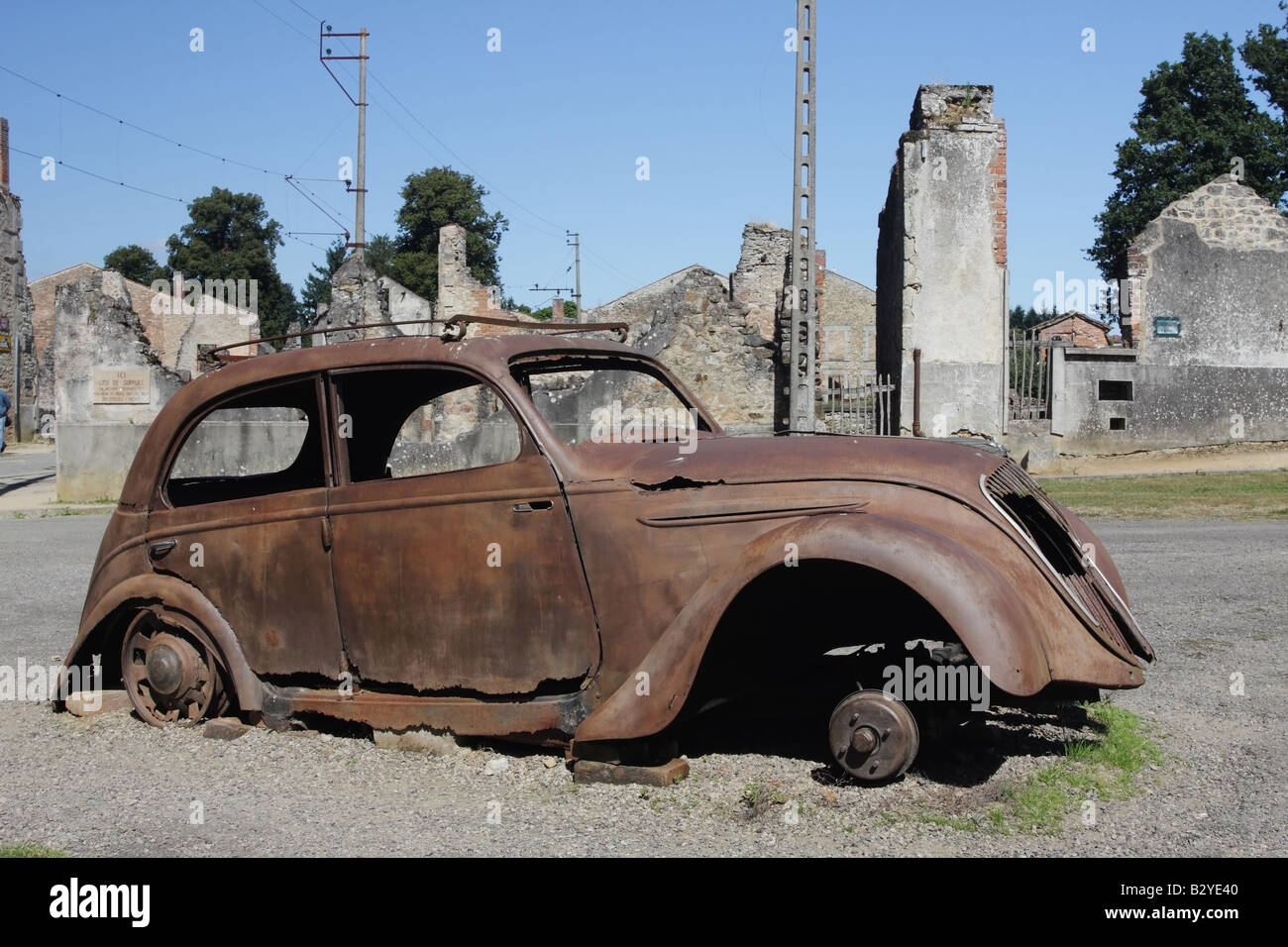 Die Überreste eines Peugeot 202 Autos in das Dorf von Oradour Sur Glane in der Haute Vienne Abteilung 87 von Frankreich Stockfoto