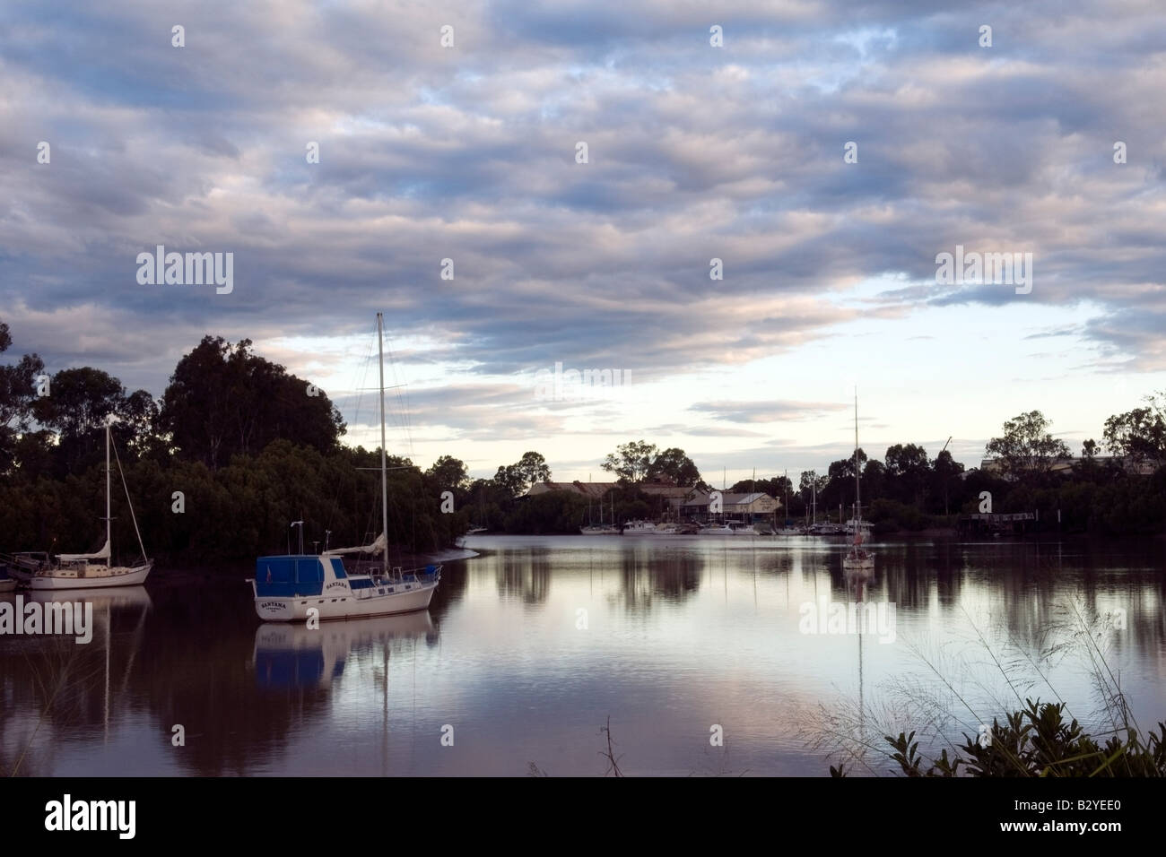 Bunte Reflexionen auf der Mary River, Queensland, Australien Stockfoto