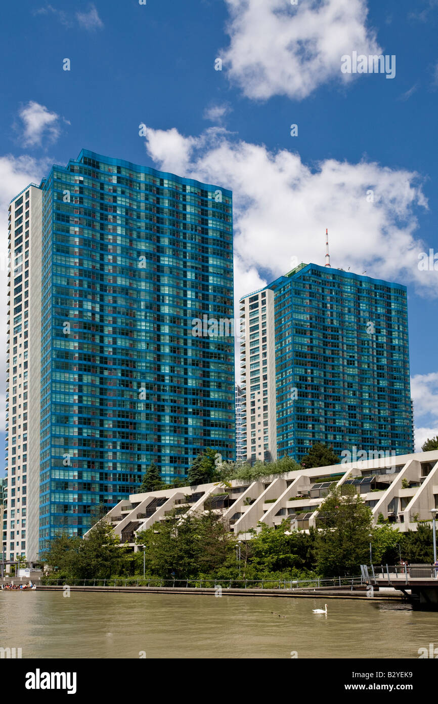 Blau glasierter Wohnblocks am Toronto Hafen von Queens Quay. Stockfoto